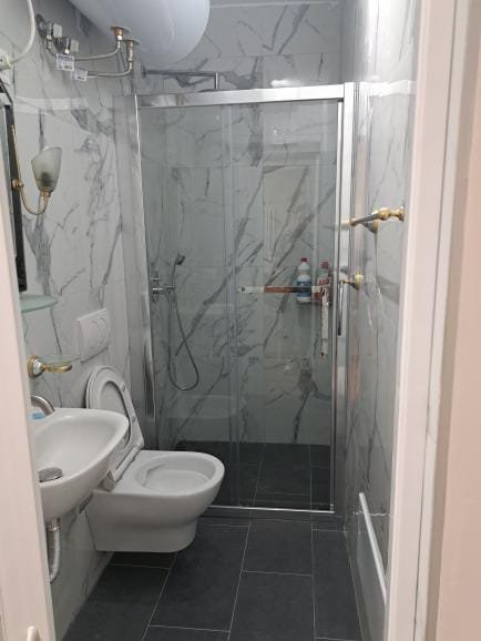 Tirane, jepet me qera apartament 2+1+A+BLK Kati 3, 70 m² 500 Euro (komuna parisit)