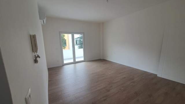 Tirane, jepet me qera zyre Kati 1, 130 m²  950 Euro (Margarita Tutulani)