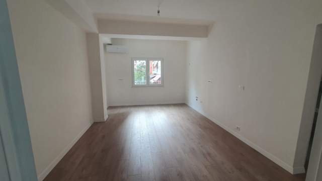 Tirane, jepet me qera zyre Kati 1, 130 m²  950 Euro (Margarita Tutulani)