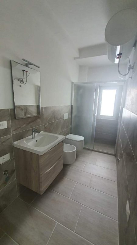 Tirane, jepet me qera zyre Kati 1, 130 m²  950 Euro (Margarita Tutulani)