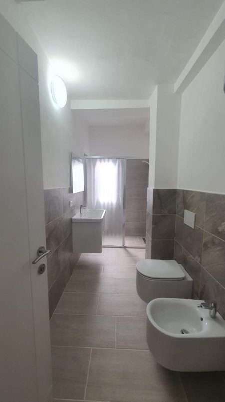 Tirane, jepet me qera zyre Kati 1, 130 m²  950 Euro (Margarita Tutulani)