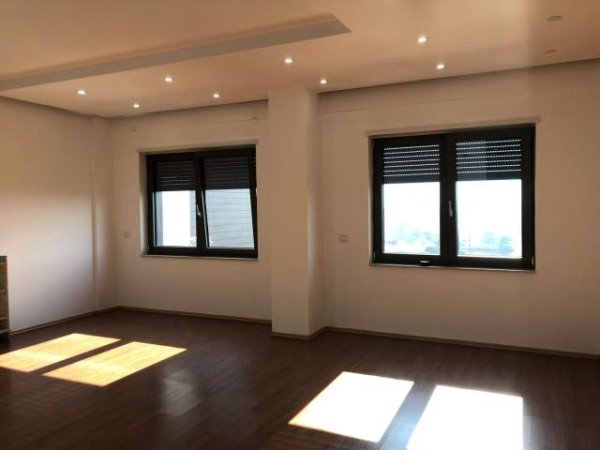 Tirane, jepet me qera ambjent biznesi Kati 0, 850 Euro