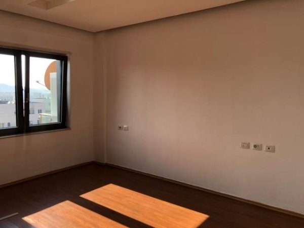 Tirane, jepet me qera apartament 2+1 Kati 5, 850 Euro (Ring Center)