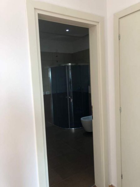 Tirane, jepet me qera apartament 2+1 Kati 5, 850 Euro (Ring Center)