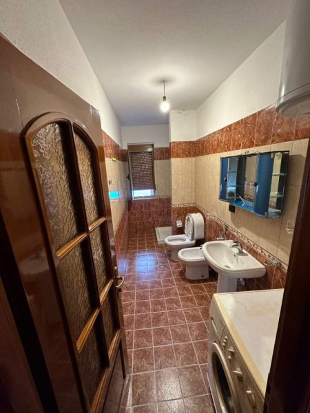 Tirane, jepet me qera apartament 2+1 Kati 2, 100 m² 42.000 Leke (Hysni Bergolli)