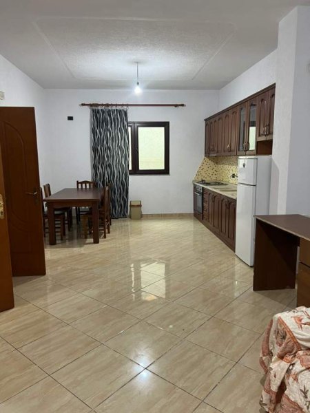 Tirane, jepet me qera shtepi 3+1 Kati 1, 100 m² 30.000 Leke (rruga Todi Shkurti)