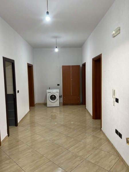 Tirane, jepet me qera shtepi 3+1 Kati 1, 100 m² 30.000 Leke (rruga Todi Shkurti)