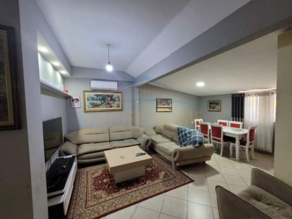 Tirane, jap me qera apartament 2+1+BLK Kati 4, 85 m² 300 Euro (shkolla e bashkuar)