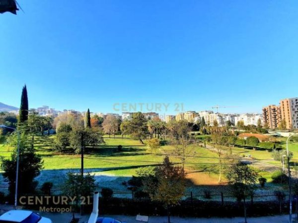 Tirane, jepet me qera apartament 2+1+BLK Kati 2, 120 m² 700 Euro (Kopshit Botanik, prane Restorant "Pavarotti")