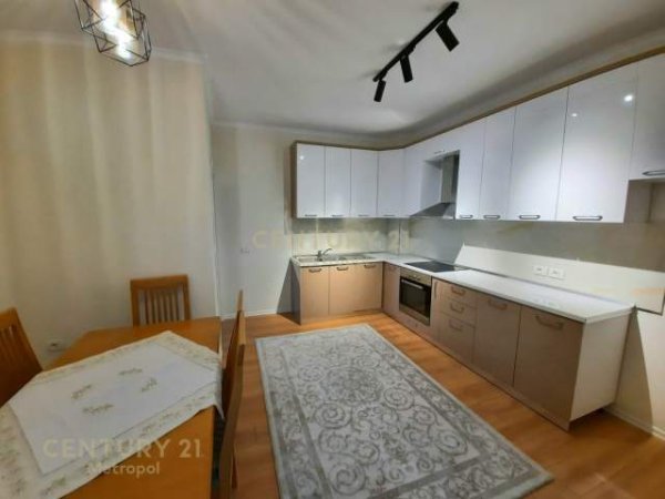Tirane, jepet me qera apartament 2+1+BLK Kati 2, 120 m² 700 Euro (Kopshit Botanik, prane Restorant "Pavarotti")