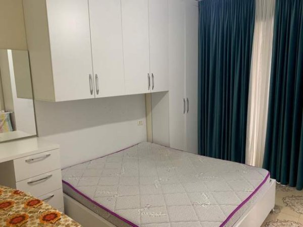 Tirane, jepet me qera apartament 1+1+BLK Kati 4, 75 m² 250 Euro