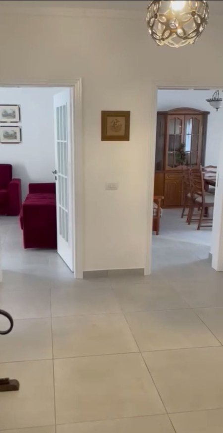 Tirane, jepet me qera apartament 2+1+BLK 450 Euro