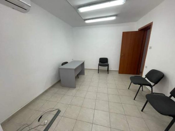 Tirane, jepet me qera ambjent biznesi Kati 3, 70 m² 350 Euro
