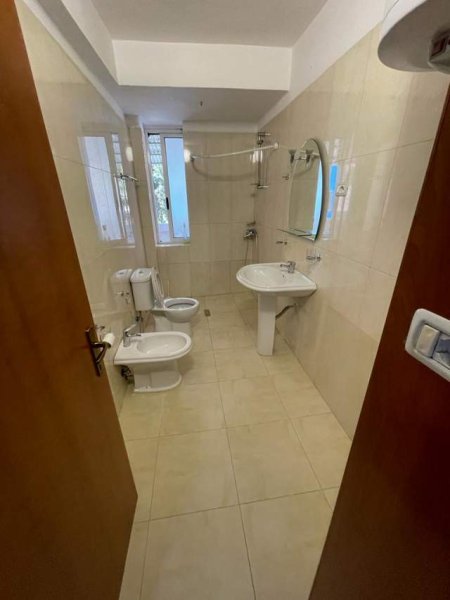 Tirane, jepet me qera ambjent biznesi Kati 3, 70 m² 350 Euro