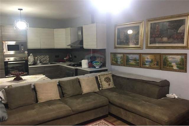 Tirane, jepet me qera apartament 1+1 Kati 4, 85 m² 500 Euro (Tirana e Re - Petronini)