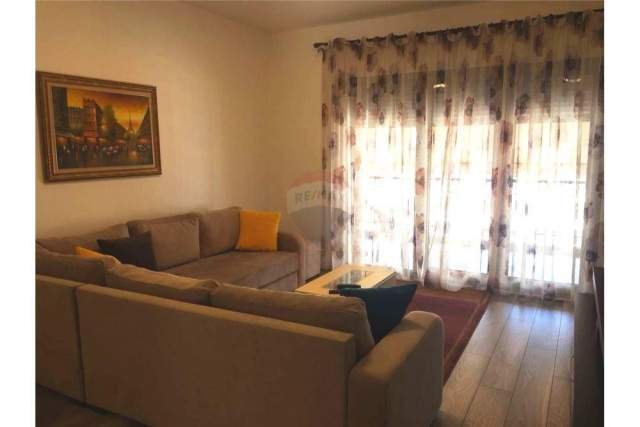 Tirane, jepet me qera apartament 1+1 70 m² 550 Euro (kompleksi deliorgji)