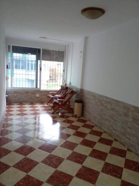 Tirane, jepet me qera dyqan Kati 1, 85 m² 40.000 Leke
