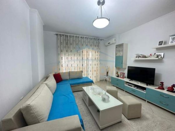Tirane, jepet me qera apartament 2+1 Kati 7, 110 m² 500 Euro (Don Bosko)