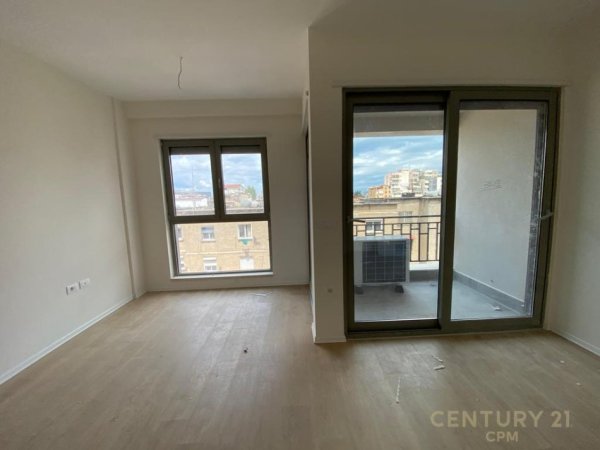 Tirane, jepet me qera zyre Kati 4, 65 m² 650 € (SHKOLLA E KUQE)