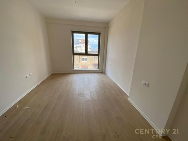 Tirane, jepet me qera zyre Kati 4, 65 m² 650 € (SHKOLLA E KUQE)