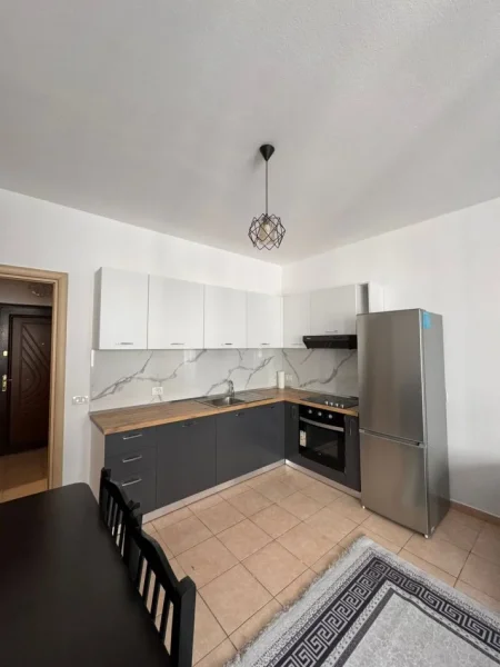 Tirane, jepet me qera apartament 2+1 , 450 €