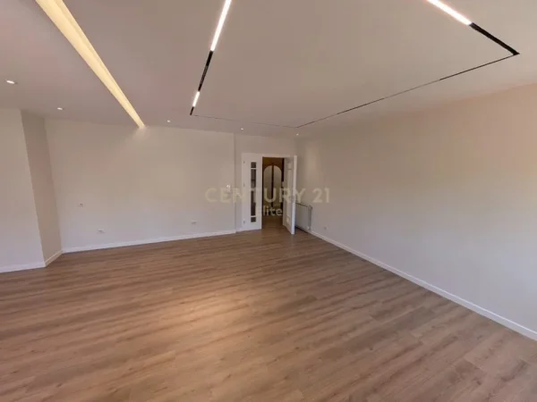 Tirane, jepet me qera zyre Kati 4, 133 m² 1.500 € 