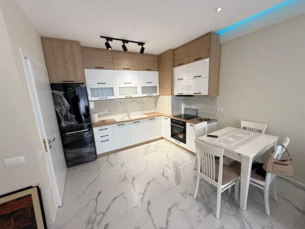 Tirane, jepet me qera apartament 1+1 Kati 5, 65 m² 450 € (astir)