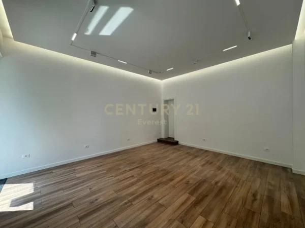 Tirane, jap me qera ambjent biznesi , 36 m² 800 € (Rruga e Kavajës)
