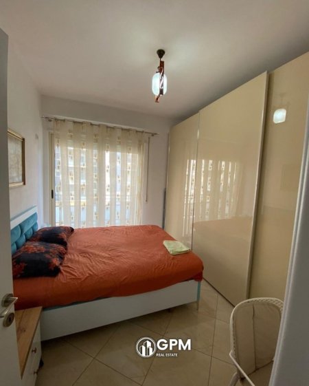 Tirane  jepet me qera apartament 1+1 te Golden Park , kati 5, 500 €