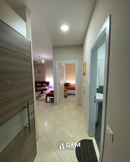 Tirane  jepet me qera apartament 1+1 te Golden Park , kati 5, 500 €