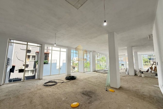 Tirane, jepet me qera ambjent biznesi Kati 1, 310 m² 2.500 € (Rruga Aleksander Konda)