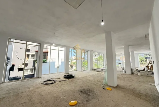 Tirane, jepet me qera ambjent biznesi Kati 1, 310 m² 2.500 € ( Shkoze, Kompleksi Tom Doshi)