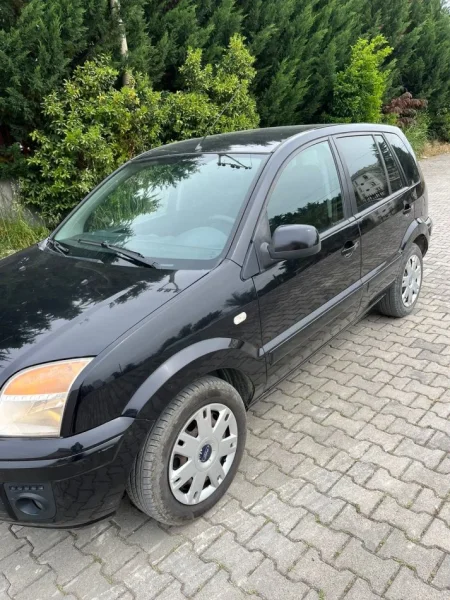 Tirane, shes makine FORD FUSION Benzin+Gaz, e zeze manuale Klima 275.000 km 3.000 €