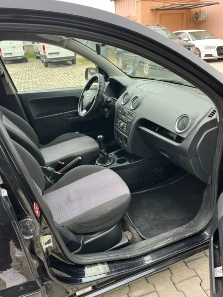 Tirane, shes makine FORD FUSION Benzin+Gaz, e zeze manuale Klima 275.000 km 3.000 €