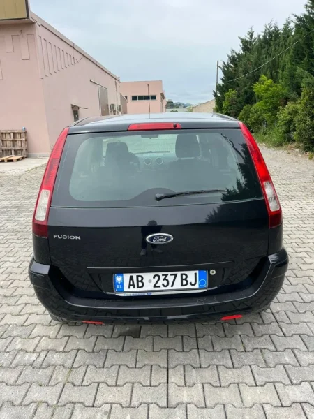 Tirane, shes makine FORD FUSION Benzin+Gaz, e zeze manuale Klima 275.000 km 3.000 €
