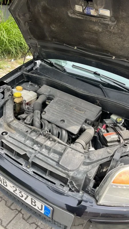 Tirane, shes makine FORD FUSION Benzin+Gaz, e zeze manuale Klima 275.000 km 3.000 €