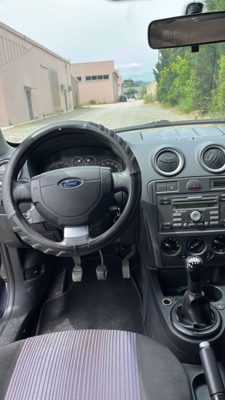 Tirane, shes makine FORD FUSION Benzin+Gaz, e zeze manuale Klima 275.000 km 3.000 €