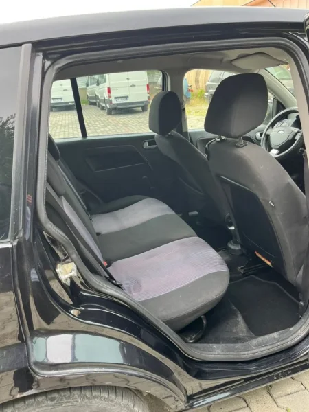 Tirane, shes makine FORD FUSION Benzin+Gaz, e zeze manuale Klima 275.000 km 3.000 €