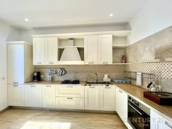 Tirane, shes Vile 4+1 Kati 2, 1.000 m² 950.000 € (zonen e mulletit)