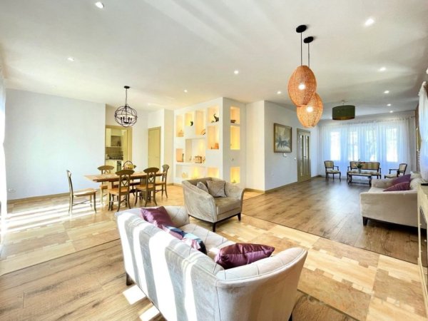 Tirane, shes Vile 4+1 Kati 2, 1.000 m² 950.000 € (zonen e mulletit)