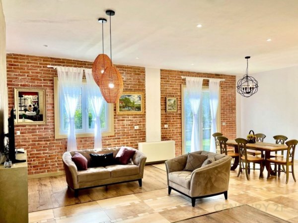 Tirane, shes Vile 4+1 Kati 2, 1.000 m² 950.000 € (zonen e mulletit)