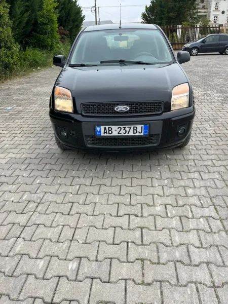 Tirane, shes makine FORD FUSION Benzin+Gaz, e zeze manuale Klima 275.000 km 3.000 €