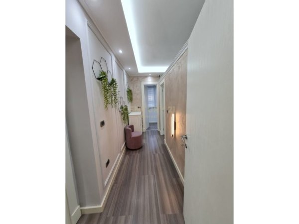 Tirane, jepet me qera dyqan Kati 0, 50 m² 600 € (BRRYL)