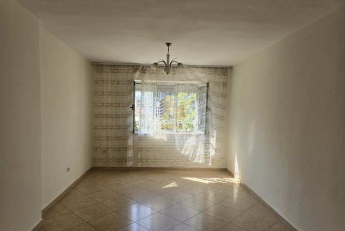 Tirane, jepet me qera apartament 3+1+Ballkon Kati 4, 95 m² 500 € (Rruga Ali Demi)
