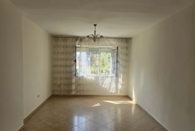 Tirane, jepet me qera apartament 3+1+Ballkon Kati 4, 95 m² 40.000 lek (Rruga Ali Demi)