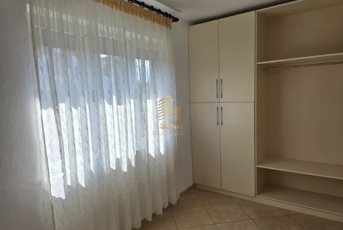 Tirane, jepet me qera apartament 3+1+Ballkon Kati 4, 95 m² 40.000 lek (Rruga Ali Demi)
