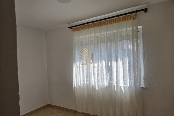 Tirane, jepet me qera apartament 3+1+Ballkon Kati 4, 95 m² 500 € (Rruga Ali Demi)