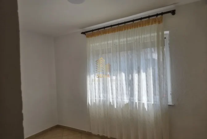 Tirane, jepet me qera apartament 3+1+Ballkon Kati 4, 95 m² 40.000 lek (Rruga Ali Demi)