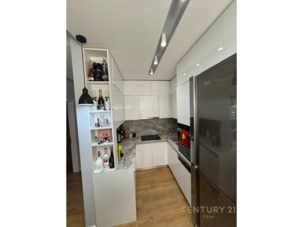 Tirane, shitet apartament 2+1 Kati 3, 92 m² 185.000 € (Ali Dem)