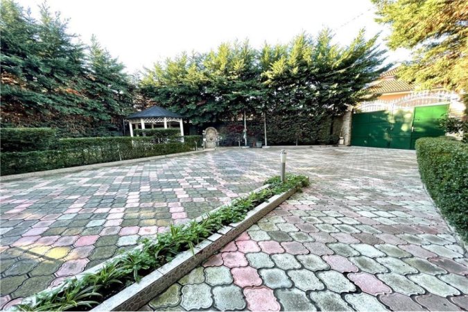 Jepet me qira, godine e pershtatshme per Hotel, prane Rruges se Dibres (5000 Euro/muaj) !